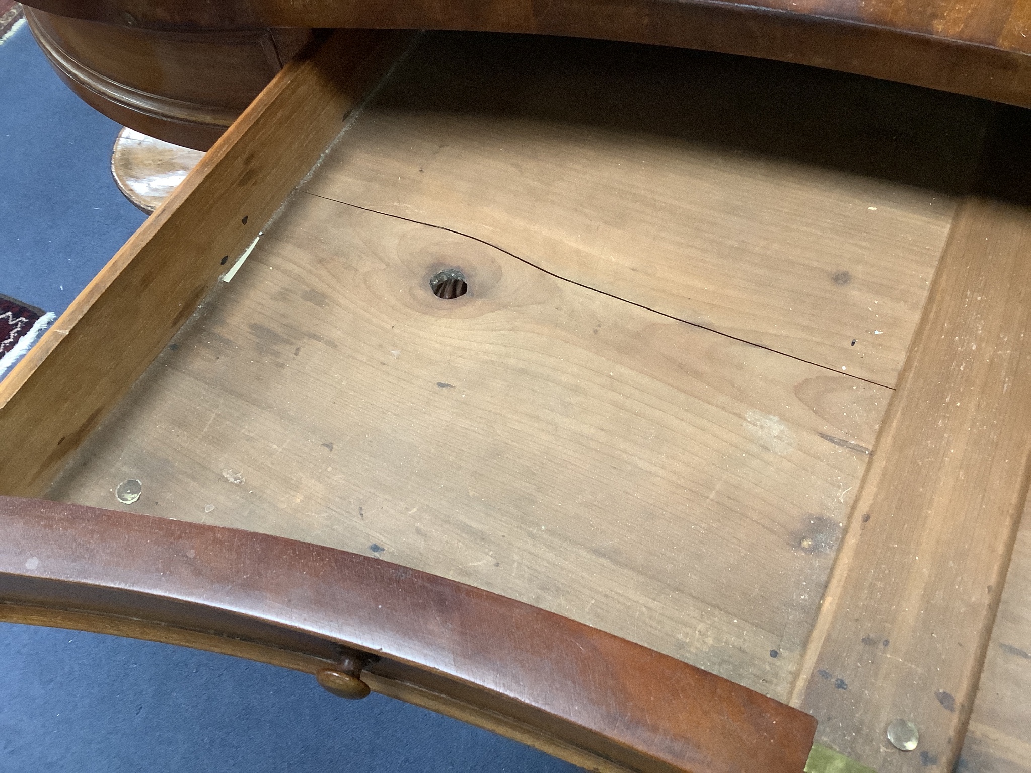 A William IV mahogany kidney shape table. W-150, D-180, H-72cm.